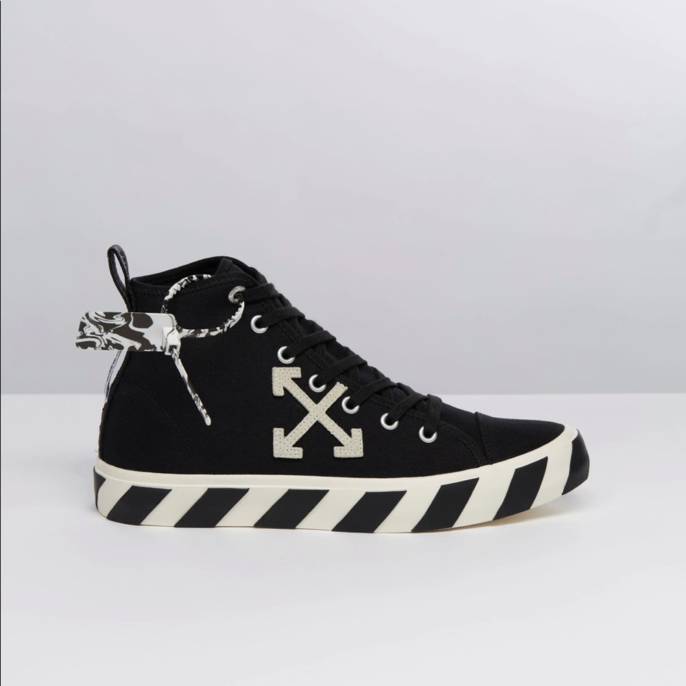 Size 8 it’s off white whore them one time